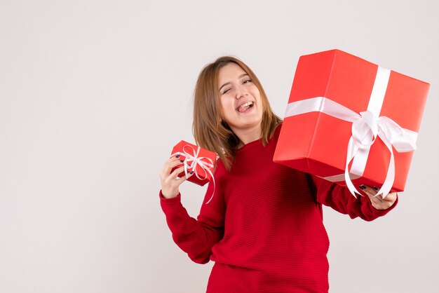 Vista frontal joven mujer con regalos de Navidad