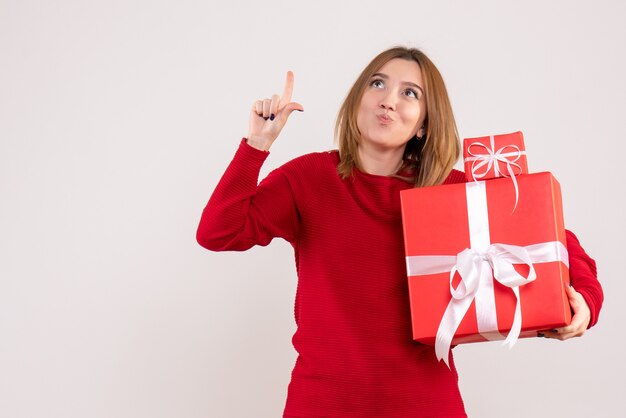 Vista frontal joven mujer con regalos de Navidad