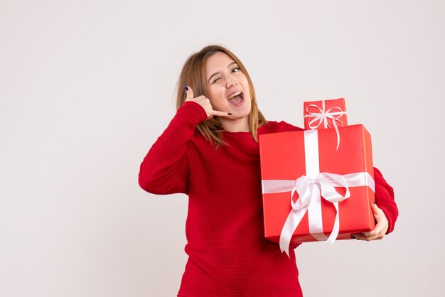 Vista frontal joven mujer con regalos de Navidad