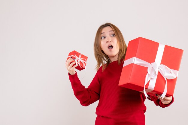 Vista frontal joven mujer con regalos de Navidad