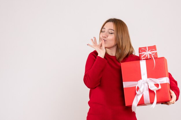 Vista frontal joven mujer con regalos de Navidad