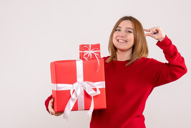 Vista frontal joven mujer con regalos de Navidad