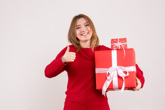 Vista frontal joven mujer con regalos de Navidad