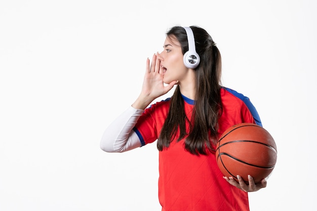 Vista frontal joven mujer en ropa deportiva con baloncesto