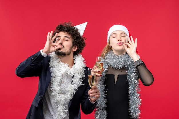 Vista frontal joven pareja celebrando el año nuevo en el escritorio rojo amor de navidad