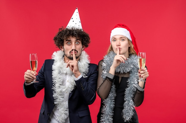 Vista frontal joven pareja celebrando el año nuevo en el piso rojo amor fiesta de navidad