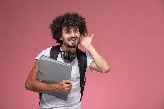 Vista frontal joven quiere escuchar con carpeta