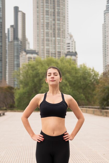 Vista frontal joven en ropa deportiva