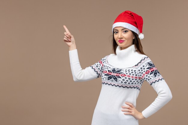 Vista frontal joven sonriente sobre fondo marrón año nuevo emoción navidad