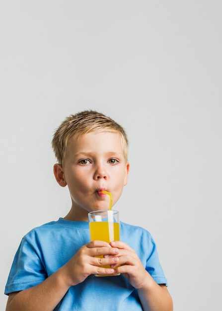 Foto gratuita vista frontal joven con vaso de jugo