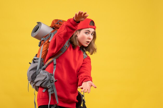 Vista frontal joven viajera con mochila que muestra el tamaño