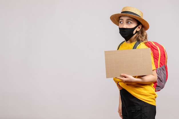 Foto gratuita vista frontal joven viajero con mochila con cartón