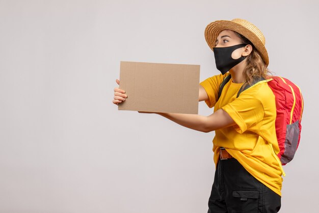 Foto gratuita vista frontal joven viajero mujer con mochila con cartón