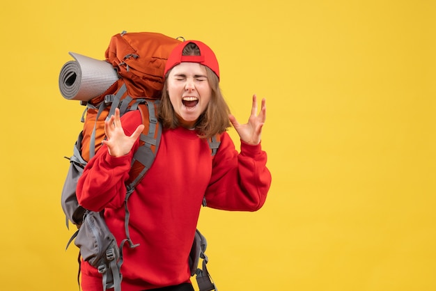 Foto gratuita vista frontal joven viajero mujer en mochila roja gritando