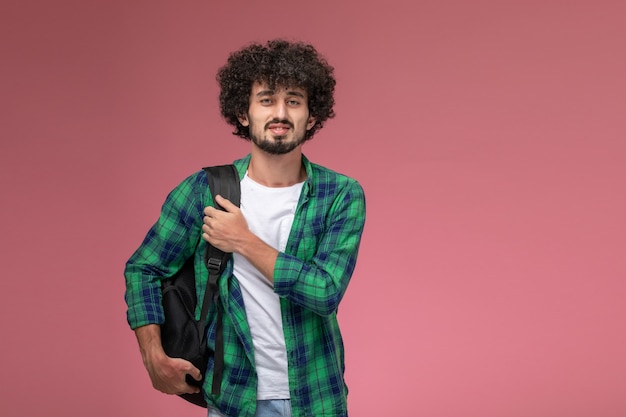 Foto gratuita vista frontal joven yendo a la universidad con bolsa