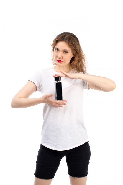 Una vista frontal jovencita en camiseta blanca pantalones cortos negros con tubo negro sobre el blanco