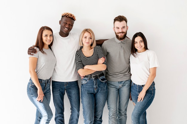 Foto gratuita vista frontal jóvenes amigos abrazándose