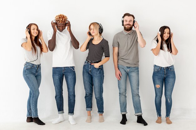 Vista frontal jóvenes con auriculares