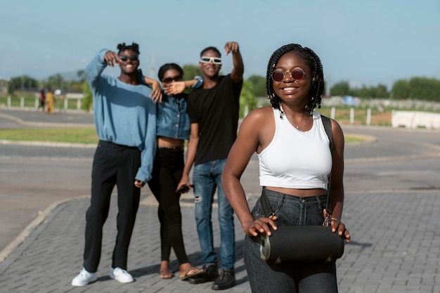 Foto gratuita vista frontal jóvenes con gafas de sol