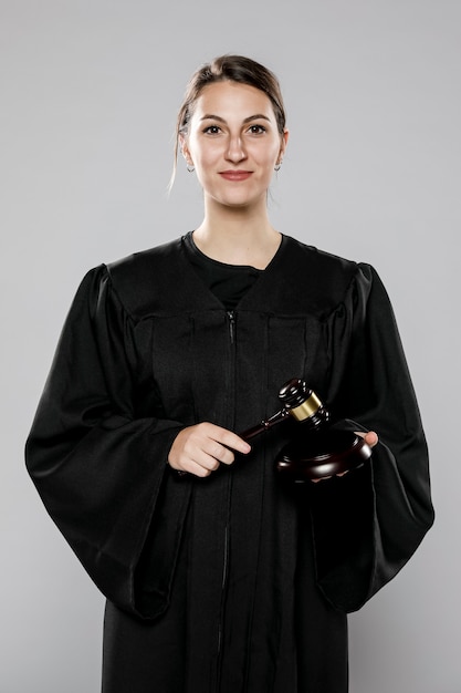 Foto gratuita vista frontal de la jueza sonriente