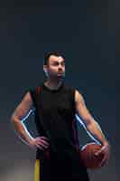 Foto gratuita vista frontal del jugador de baloncesto con balón y espacio de copia