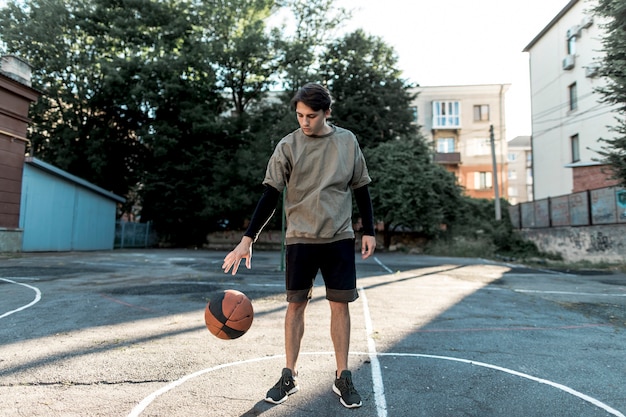 Vista frontal del jugador de baloncesto urbano.