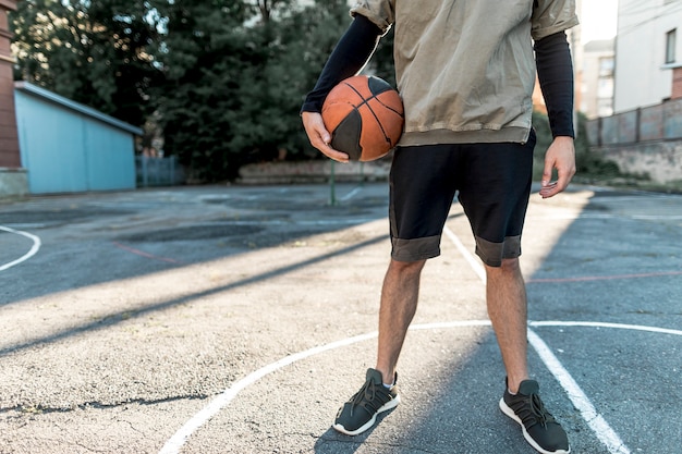 Vista frontal del jugador de baloncesto urbano.