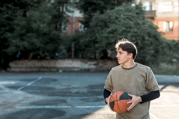 Foto gratuita vista frontal del jugador de baloncesto urbano.