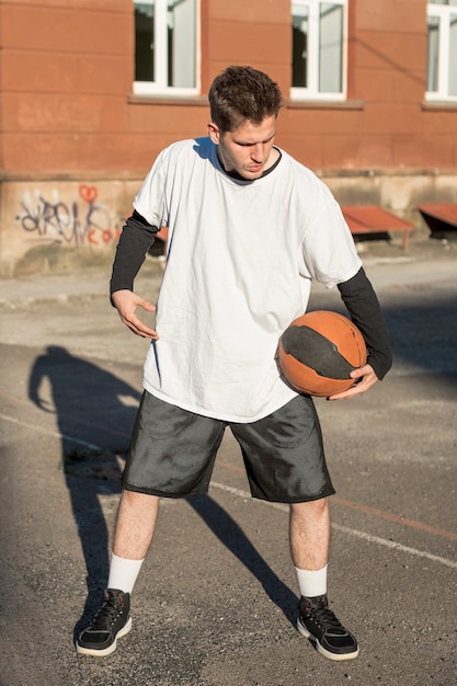 Vista frontal del jugador de baloncesto urbano.