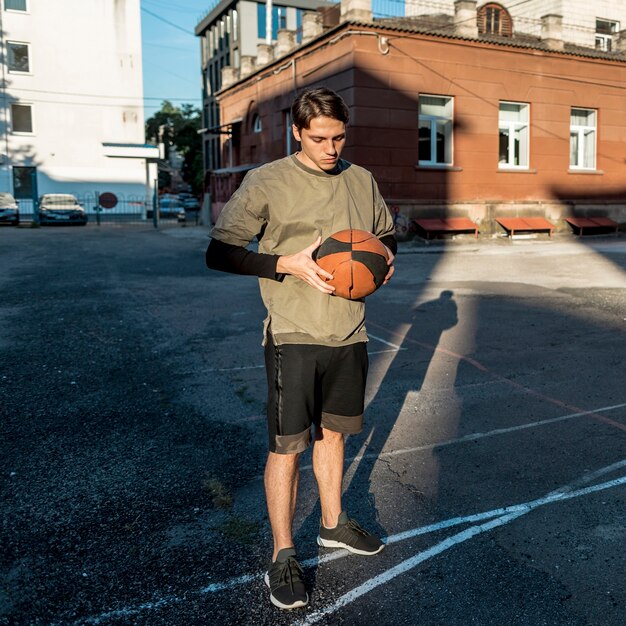 Vista frontal del jugador de baloncesto urbano.