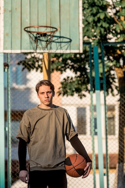 Foto gratuita vista frontal del jugador de baloncesto urbano