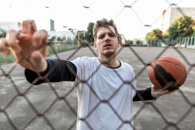 Vista frontal del jugador de baloncesto urbano