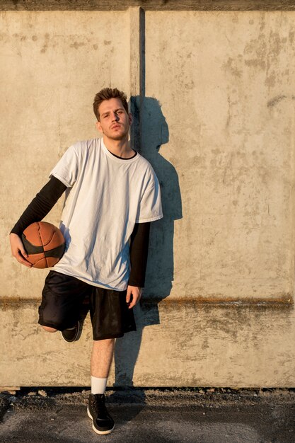 Vista frontal del jugador de baloncesto urbano