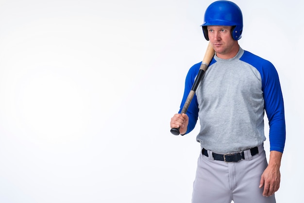 Vista frontal del jugador de béisbol con espacio de copia
