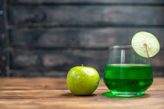 Vista frontal de jugo de feijoa verde con manzana verde en el escritorio de madera, barra, bebida de color de frutas, cóctel fotográfico