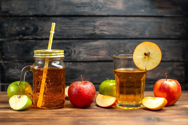 Vista frontal de jugo de manzana fresco dentro de lata con manzanas frescas en cóctel de color oscuro foto fruta