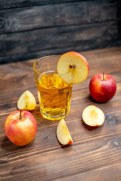 Vista frontal de jugo de manzana fresco con manzanas frescas en una bebida de frutas de cóctel de color fotográfico oscuro