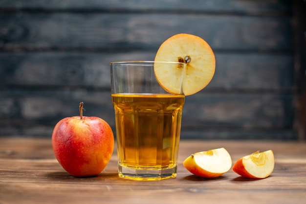 Vista frontal de jugo de manzana fresco con manzanas frescas en una bebida oscura, cóctel de frutas de color fotográfico