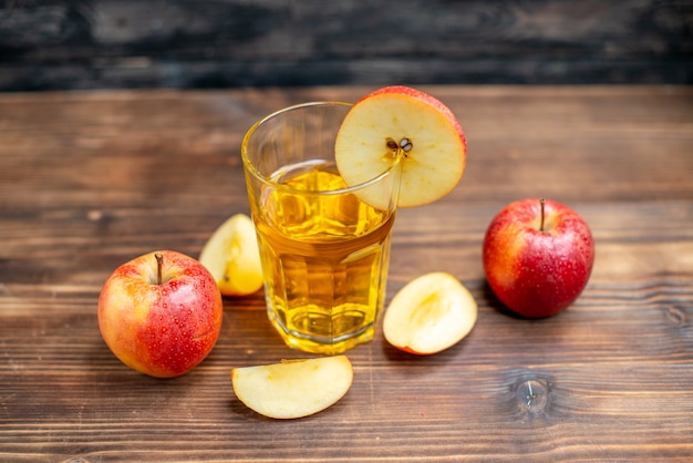 Vista frontal de jugo de manzana fresco con manzanas frescas en el escritorio de madera marrón bebida de frutas cóctel de color fotográfico