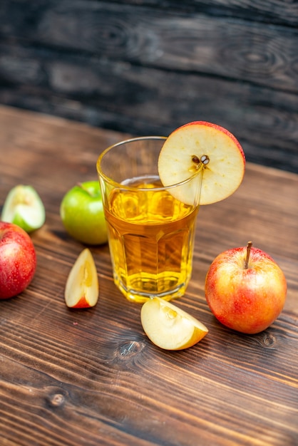 Vista frontal de jugo de manzana fresco con manzanas frescas en la foto oscura bebida de color cóctel de frutas