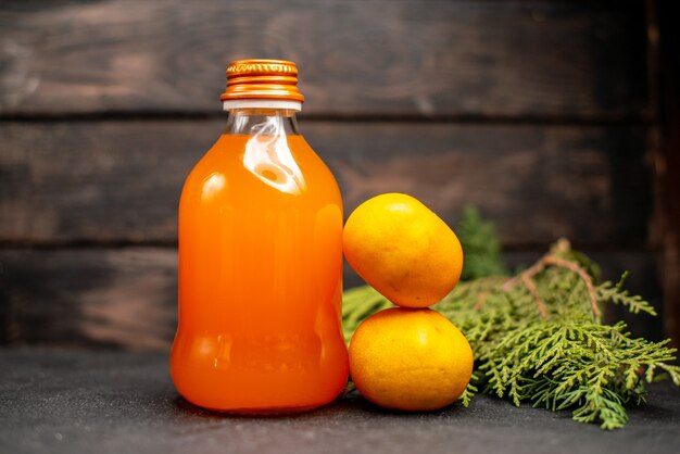 Vista frontal de jugo de naranja fresco en botella