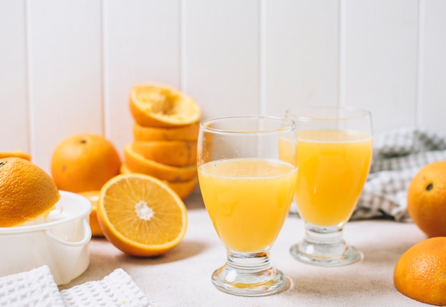 Vista frontal de jugo de naranja fresco en vasos