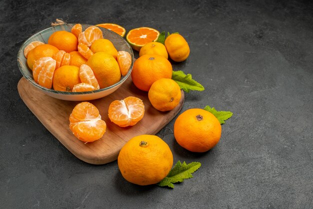 Vista frontal jugosas mandarinas sabrosas dentro de la placa sobre fondo gris agrio cítricos exóticos fotografías en color naranja fruta