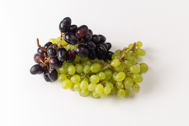 Vista frontal jugosas uvas frescas meloso ed sobre el fondo blanco.