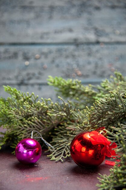 Vista frontal juguetes de navidad con árbol en el escritorio oscuro planta de árbol vacaciones de navidad