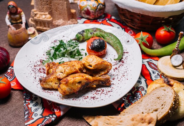 Vista frontal kebab de pollo con tomate y pimiento picante a la parrilla con cebolla y hierbas