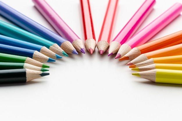 Vista frontal de lápices de colores.