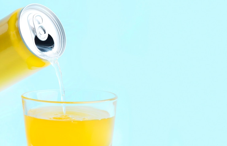 Foto gratuito vista frontal de la lata de refresco con espacio de vidrio y copia