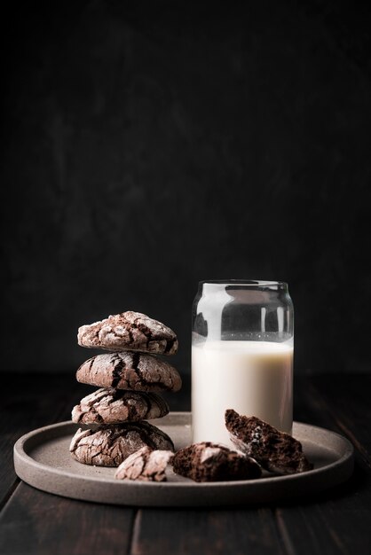 Vista frontal de leche orgánica con galletas de chocolate