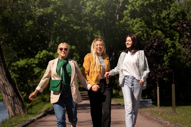 Vista frontal lgbtqi+ familia al aire libre